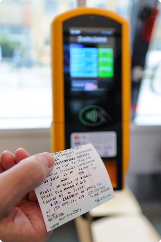 Automat jízdenku vydává již označenou (foto: DPP)