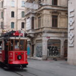 Tramvaj linky T2 směr Taksim na své trase čtvrtí Beyoğlu.