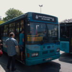 Postarší autobus na lince 94A na stanovišti Beyazit.