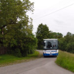 Autobus z Proseče do Třebové, projížděje osadou Pudilka, vjíždí do jedné z nepřehledných zatáček.