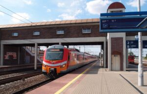 Osobní vlak Gdynia Chylonia - Malbork se připravuje k odjezdu ze stanice Tczew. Je zajištěn modernizovanou jednotkou EN57ALd.