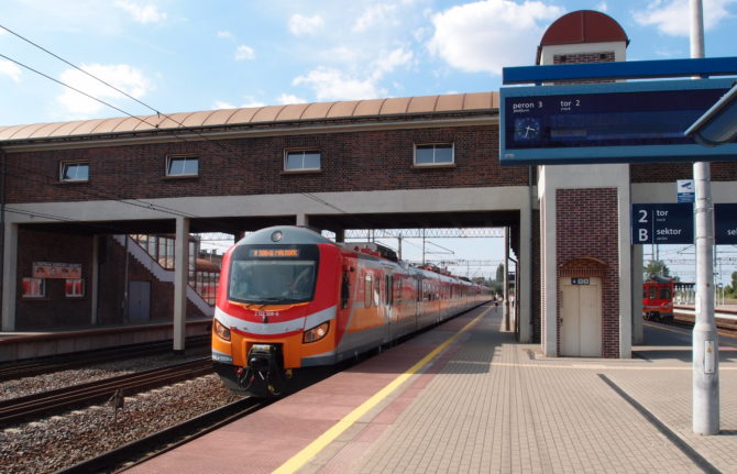 Část starých jednotek EN57 prošla modernizací, jedna z nich (EN57ALd) ve stanici Tczew, na osobním vlaku Gdynia Chylonia - Malbork.