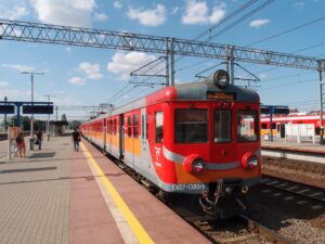 Tradičním symbolem polské regionální železnice jsou jednotky řady EN57, vyráběné v letech 1963 až 1993 společností Pafawag Wrocław; jednu z nich se mi podařilo zachytit na posilovém zrychleném osobním vlaku Tczew - Gdańsk Wrzeszcz, a to v jeho výchozí stanici