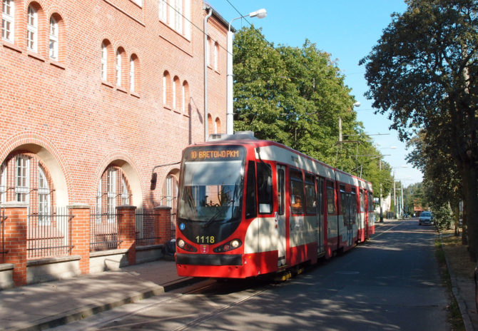 Tramvajová linka 10 jezdí ze čtvrti Nowy Port kolem hlavního nádraží a přes Siedlce k železniční zastávce Brętowo, zde na vnitřním z jednosměrných okruhů v zastávce Nowy Port Góreckiego.