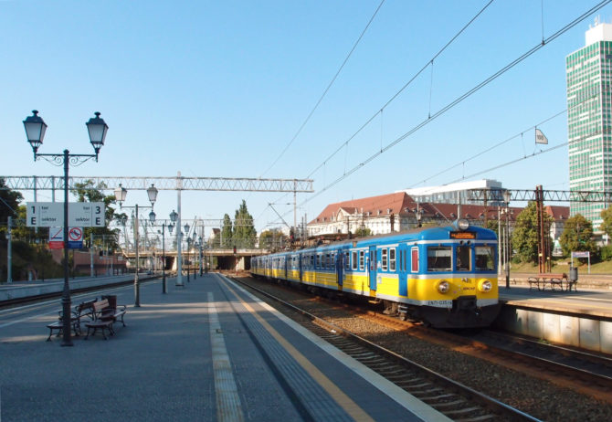 Dopravu v ose Gdańsk - Gdynia - Wejherovo - Lębork zajišťují vlaky PKP SKM, zde linka S1 Gdynia Cisowa - Gdańsk Śródmieście.