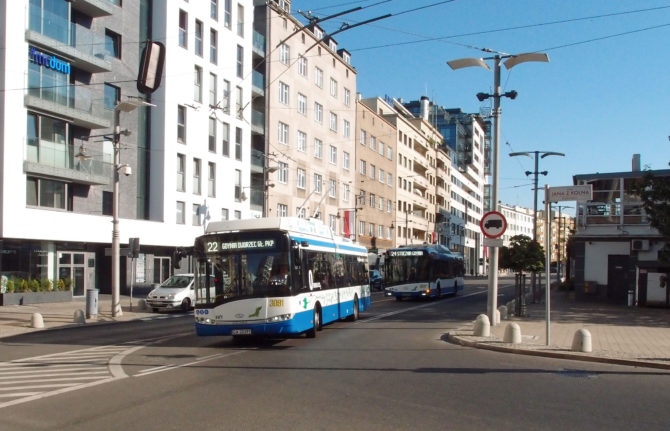 Městskou dopravu v Gdynii zajišťují také trolejbusy, zde linky 22 a 24 na placu Kaszubskim, odbočujíce do ul. Jana z Kolna.