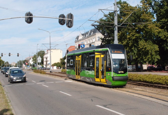 Tramvajová linka 1 v Elblągu jezdí z Ogólne, ulicí Obrońców Pokoju, přes plac Słowiański a kolem nádraží na konečnou Druska, zde u přejezdu ze středového pásu, kousek za nádražím.