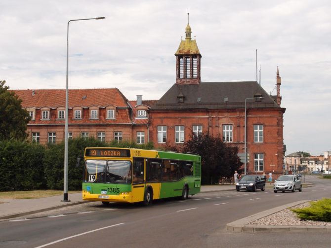 Autobus značky MAZ na lince 19 odjíždí ze zastávky Plac Słowiański, v pozadí budova pošty.