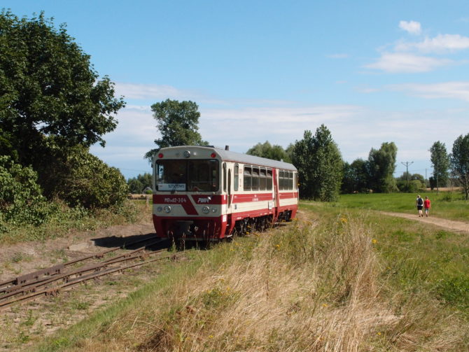 Na západní straně končí úzkokolejka v zastávce Prawy Brzeg Wisły, kde na tamější výhybně motorový vůz objede zbytek svého vlaku, aby se vrátil zpět do Sztutowa.