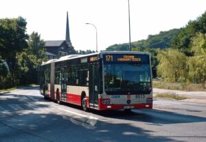 Jedinou linkou MHD Gdańsk, jež zajíždí až na území Gdynie, je 171; ta začíná u tramvajového obratiště Oliwa a jezdí přes čtvrť Osowa, obec Chwaszczyno a čtvrť Dąbrowa k nákupnímu centru ve čtvrti Karwiny