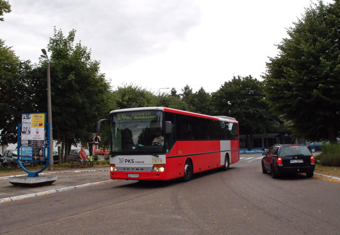 Spoj z Krynice Morske do Gdańsku přijíždí na autobusové stanoviště Stegna.