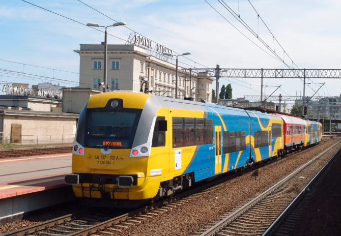 Osobní vlak na Hel čeká na čas odjezdu ze stanice Gdynia Główna.