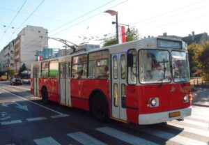 Historický trolejbus ZiU-682b na lince 326, která projíždí podélně střední částí Gdynie od nádraží SKM Orlowo po nádraží Grabówek