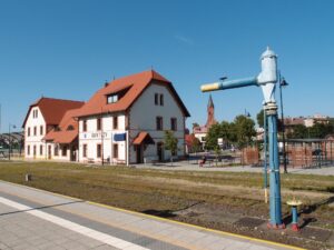 Malebná železniční stanice ve městě Kartuzy je jedním z východišť do Kaszubského krajinného parku