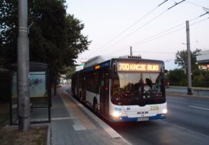 Kloubový autobus v Gdyni na lince 700 ve směru Kacze Buki v zastávce Zwycięstwa - Wielkopolska