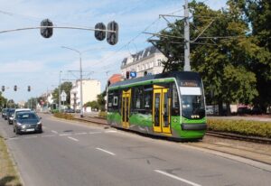 Kousek za nádražím tramvaje opouštějí středový pás silnice a následuje jeden z mnoha elbląžských jednokolejných úseků. Zde se k tomuto přejezdu blíží linka číslo 1