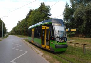 Konečná zastávka Marymonska v Elblągu, zde s tramvají linky 2 ve směru od nádraží, se nachází přímo na okraji Krajinného parku Vysočiny Elbląské a hned za obratištěm můžete vstoupit do lesů