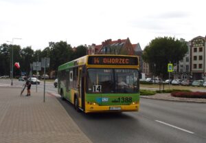 Na městských linkách v Elblągu můžete nejčastěji potkat autobusy běloruského výrobce MAZ, jako zde na lince 14, jež směřujíc k nádraží projíždí přes plac Słowiański