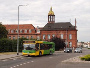 Autobus na lince 19 směr Łódzka v Elblągu odjíždí ze zastávky Plac Słowiański, v pozadí s budovou pošty