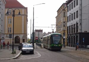 Linka 3 v Elblągu jezdí z obratiště Ogólna v severní části města přes centrum do zastávky Saperów, kam vede jednokolejná trať téměř rovnoběžná s vytíženější tratí k nádraží; zde byla Trojka zachycena v ulici 1 Maja za zastávkou Plac Słowiański