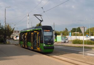 Tramvajová linka 4 jezdí z konečné Ogólna, kde byla vyfocena, ulicí płk. Dąbka a dále zkratkou kolem radnice k nádraží a do obratiště Druska