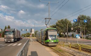 Tramvajová linka 3 jezdí z Ogólny přes centrum Elblągu do obratiště Saperów východně od historického jádra; na fotce přijíždí do své druhé zastávky Broniewskiego