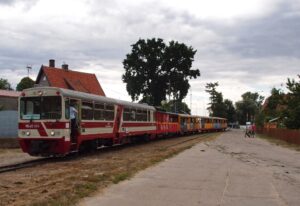 Vlak na úzkokolejce v trase Nowy Dwór Gdański - Prawy Brzeg Wisły přijíždí do stanice Stegna