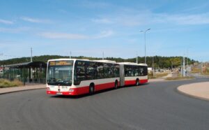 Kloubové Conecto na lince 256, která spojuje obec Jankowo s centrem Gdańsku (proto má na panelu také jméno města) přijíždí do přestupního uzlu u tramvajové konečné Łostowice Świętokrzyska