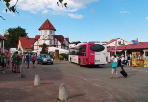 Otáčení autobusů v Rowech, řešené blokovým objezdem, je v turistické sezoně poměrně složité a zabere i několik minut; na fotce ho právě absolvuje autobus linky 112 ze Słupsku