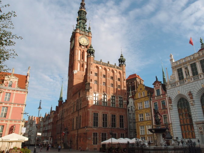 Radnice Hlavního Města v Gdańsku a Neptunova kašna dominují Dlouhému trhu a Dlouhé třídě.