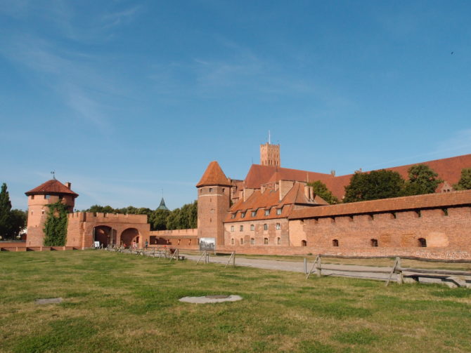 Rozlehlý areál hradu Malbork patří mezi památky UNESCO a můžete ho vidět i při cestě po železničním koridoru, který prochází v bezprostřední blízkosti.