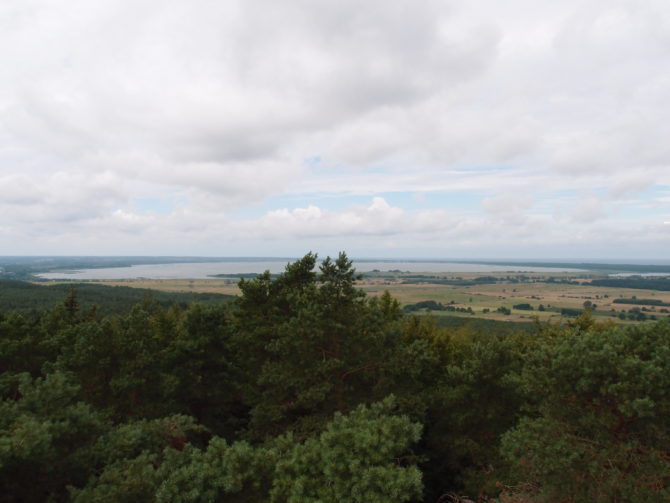 Výhled z rozhledny Rowokół na jezero Gardno, napravo můžete vidět Baltské moře.